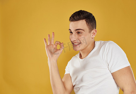 黄色背景中精力充沛的男人用手指指着情绪模型的乐趣