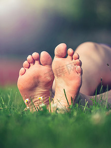 皮肤肿胀摄影照片_中年运动女性赤脚干硬皮脏鞋底