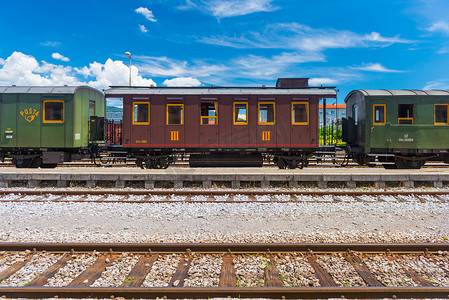 新戈里察（戈里齐亚）- 2016 年 6 月，意大利：铁轨上的老式后火车车厢，斯洛文尼亚新戈里察市车站的旧火车。