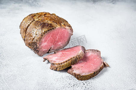 烤肉片摄影照片_在餐桌上的烤牛肉肉片。