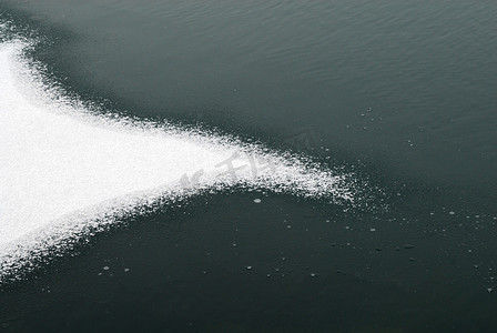 渐变曲线摄影照片_湖上三角形融化的冰