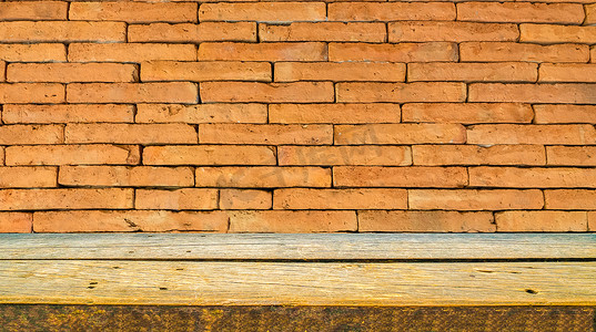 木架子和橙色砖墙