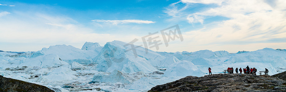 格陵兰旅游游客在北极景观自然中的冰山