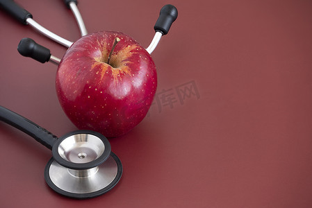 益安康摄影照片_深棕色背景中的一个红苹果