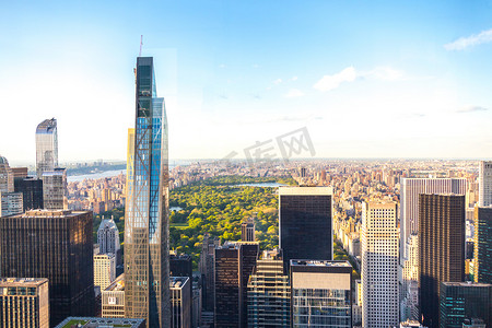 美国纽约 — 2019年5月17日：纽约曼哈顿中央公园鸟瞰图，公园被摩天大楼包围