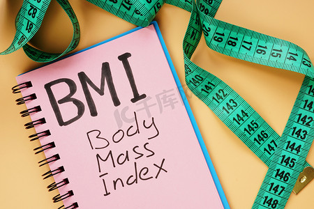 指数摄影照片_BMI 体重指数标志和减肥卷尺。