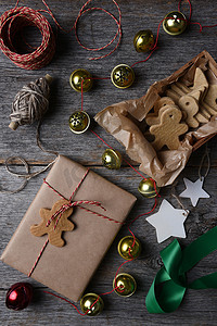 圣诞礼物铃铛和饼干