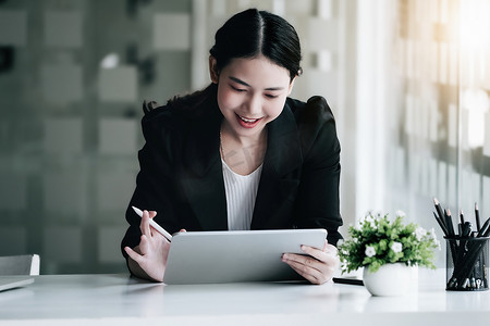 女性营销经理使用平板电脑通过 Facetime 与风险投资公司通话，以增加利润潜力。