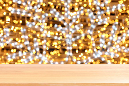 散景金黄色多彩圣诞背景上的木板，散景上的空木桌地板闪闪发光的浅金色奢华，木桌板空前闪闪发光的金色，散景灯上的木头闪闪发光