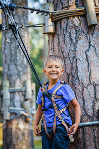 攀岩冒险公园里的男孩