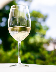 夏季旅行摄影照片_夏季花园露台豪华餐厅白葡萄酒、葡萄园酒庄品酒体验、美食之旅和度假旅行