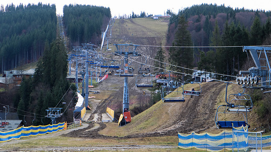 乌克兰，Bukovel - 2019 年 11 月 20 日。在秋季山坡和冬季滑雪胜地建设中的基础设施背景下，带缆车的滑雪胜地的秋季景色。