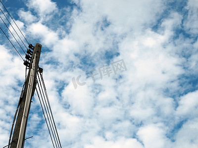 黑白电线塔摄影照片_电线杆和电线在背景上是一个空的 bl