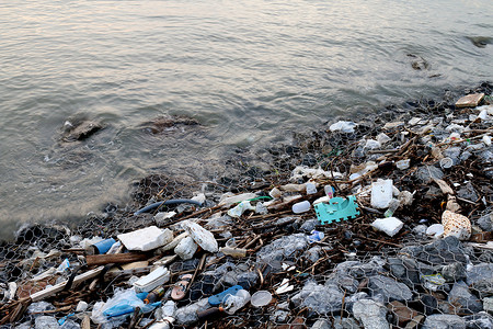 海边的摄影照片_废弃海边、海滩垃圾污染、河中垃圾、有毒废物、废水、河中脏水