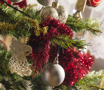 松树背景上的圣诞装饰品。