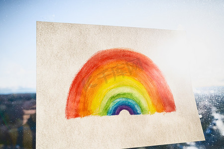 Covid-19彩虹儿童画挂在窗户上，社交媒体希望信息能够在社区传播预防冠状病毒的积极态度。