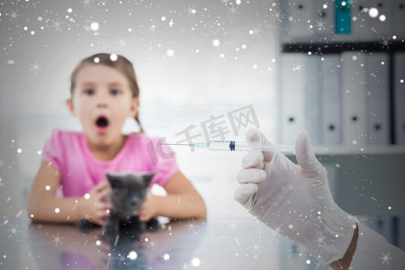 兽医手持注射器与穿着袜子的女孩抱着小猫的复合图像