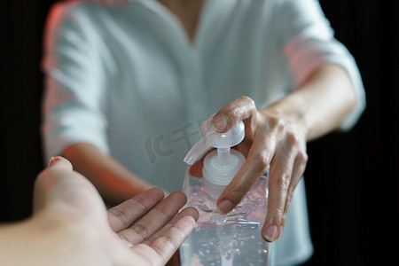妇女共用酒精凝胶或消毒凝胶洗手，co