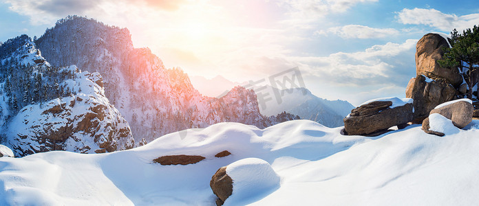 雪摄影照片_冬季雪岳山全景，阳光明媚，Ko 著名山