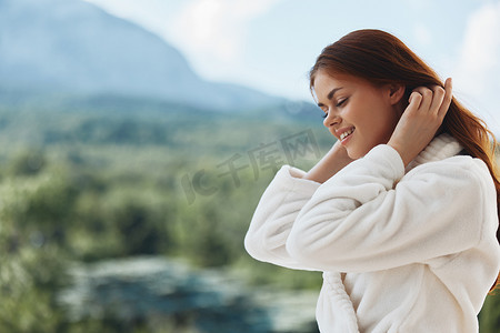 景色美女摄影照片_美女白袍欣赏窗外景色一成不变