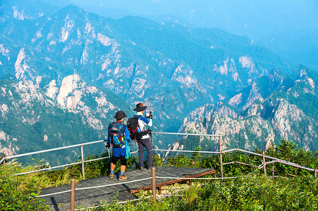 游客在韩国雪岳山周围拍摄美丽的风景。