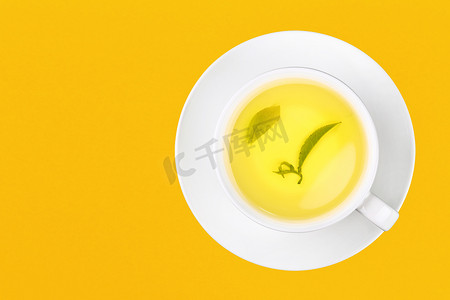 一杯黄色的绿乌龙茶