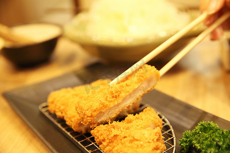 日本料理炸猪排配米饭