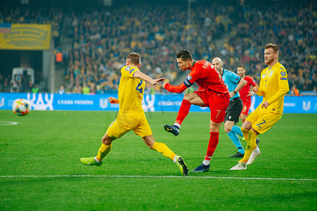 欧洲杯摄影照片_2020 年欧洲杯预选赛乌克兰对葡萄牙在奥林匹克体育场的足球比赛