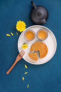 中秋节蓝色背景月饼的简约布局，创意食品设计理念，顶视图，平躺，复制空间。
