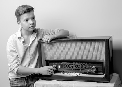在老收音机附近的男孩少年。