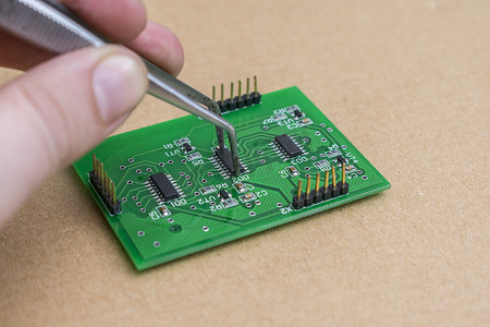 家电维修技师更换主板上电子元件的流程
