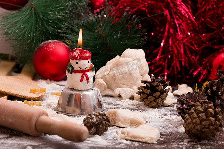 小女孩做圣诞饼干，圣诞背景，鲜艳的色彩，红色圣诞树装饰，复制空间