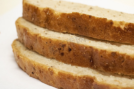 白色背景中的三片面包