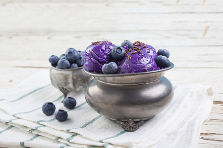 锡杯上的蓝莓冰淇淋