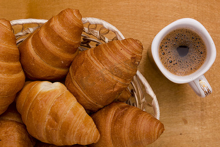 一杯早晨咖啡和羊角面包