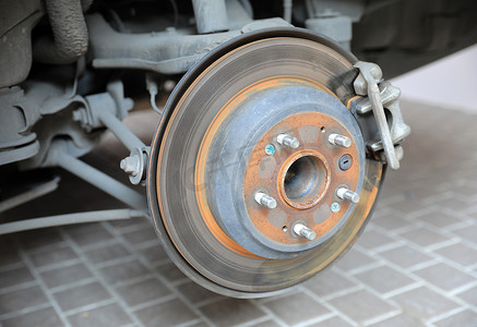 更换新轮胎过程中的盘式制动器和卡钳