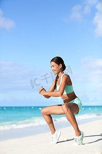 蹲下女孩摄影照片_健身女性用 plie 下蹲运动进行体重锻炼训练小腿