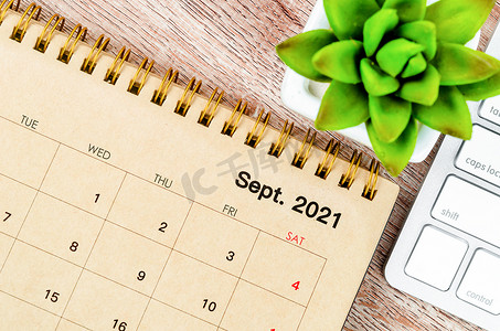 2021 年 9 月台历，带键盘电脑。