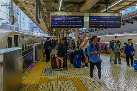 东京车站的场景，有新干线子弹头列车