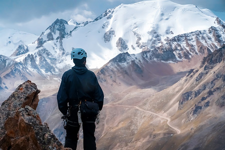 传奇大背包摄影照片_人正在远足，在山上爬山。