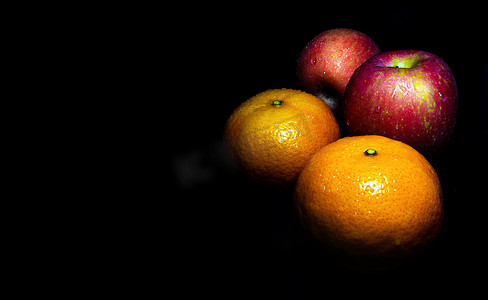 新鲜橙红苹果光滑表面上的水滴