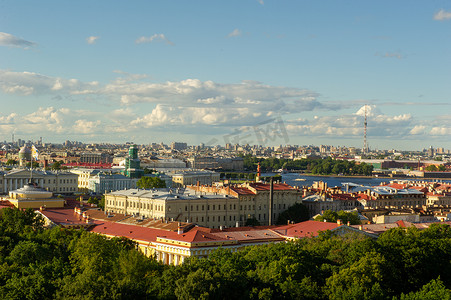 从圣以撒大教堂的顶部可以看到圣彼得堡的全景以及古老的历史街道和建筑。