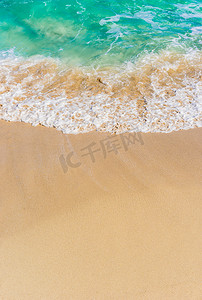 沙滩上柔软的蓝色海浪