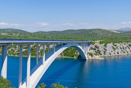 河道摄影照片_希贝尼克桥和克尔卡河河道在夏日阳光明媚的日子，克罗地亚