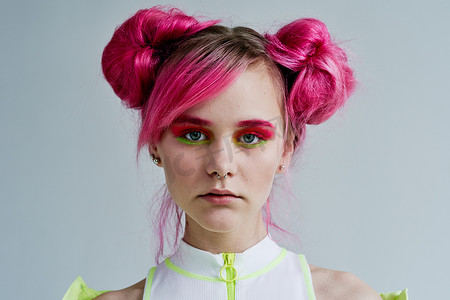 生活方式海报摄影照片_粉红色头发的女性青年风格摆出霓虹灯的生活方式