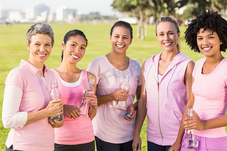 微笑的女性穿粉红色衣服治疗乳腺癌