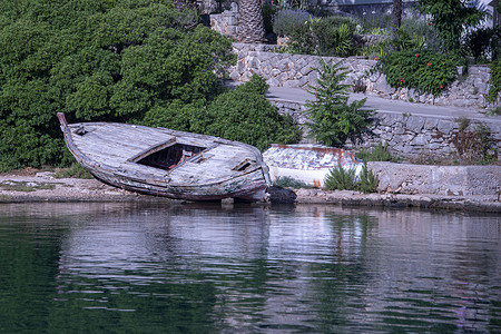 在 Vrboska 的入口处从水中拉出的旧木船