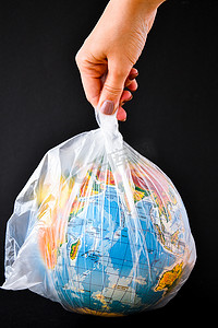 垃圾污染摄影照片_球体形式的球装在塑料袋中。