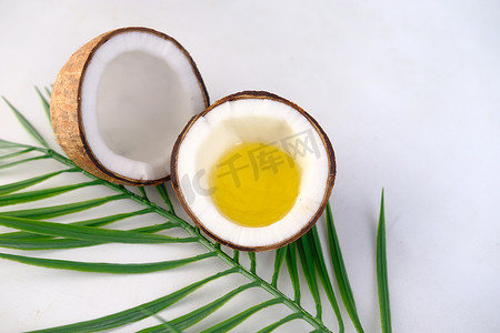白色背景中的新鲜椰子片和油