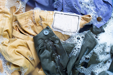 洗衣粉摄影照片_裤子浸泡在洗衣粉水中溶解。